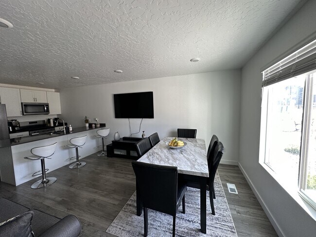 Building Photo - 8516 W Cordero Dr