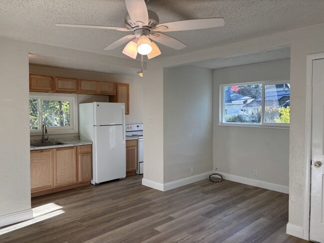 Building Photo - Remodeled 1-bedroom duplex near downtown P...