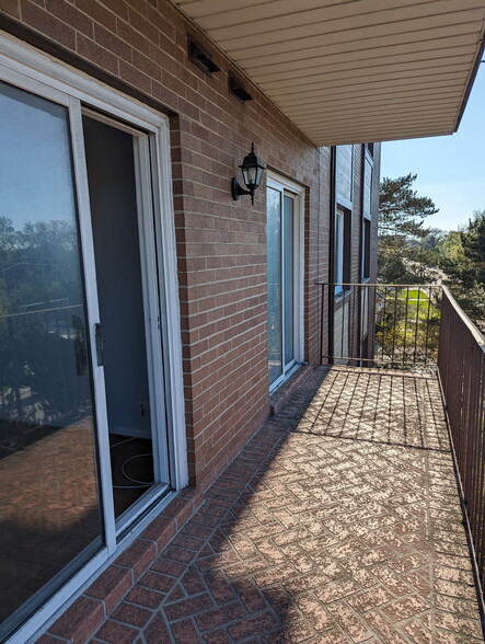 Balcony - 5935 Lincoln Ave