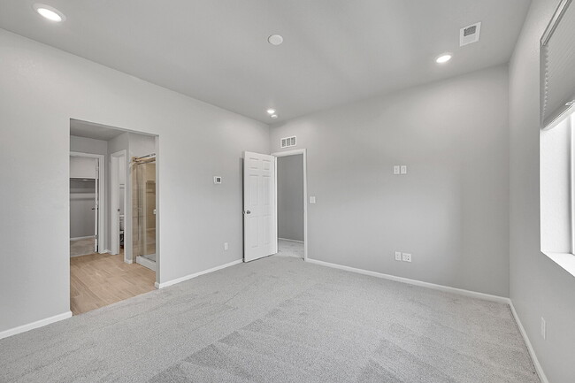 Building Photo - $3,195, 3 bed, 3.1 bath, located in Broomf...