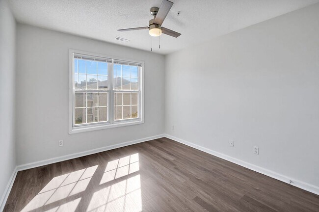 Building Photo - Freshly Painted! New Luxury Vinyl Plank Floors! Updated Lighting! Pool View Unit! Cape Cottages C...