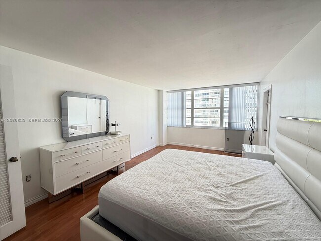 Building Photo - 18031 Biscayne Blvd