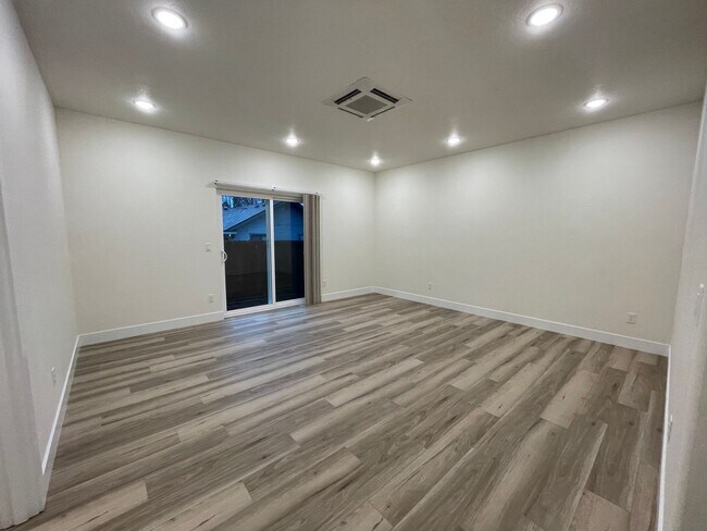 Building Photo - 410 4th St