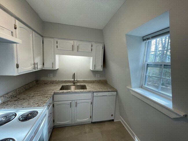 Building Photo - Fairview Rental!