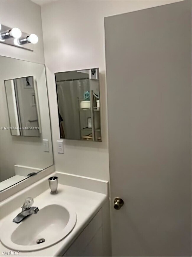 Building Photo - 2 br, 2.5 bath Townhome - 1050 Sorrento Dr...