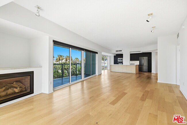 Building Photo - 13600 Marina Pointe Dr