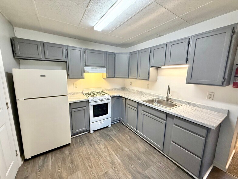 Building Photo - 6 Van Buren St