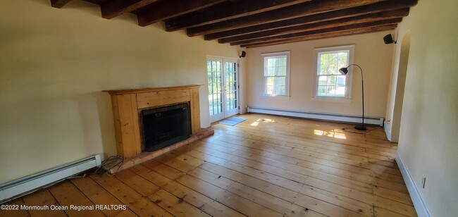 Building Photo - 16 E Larchmont Dr