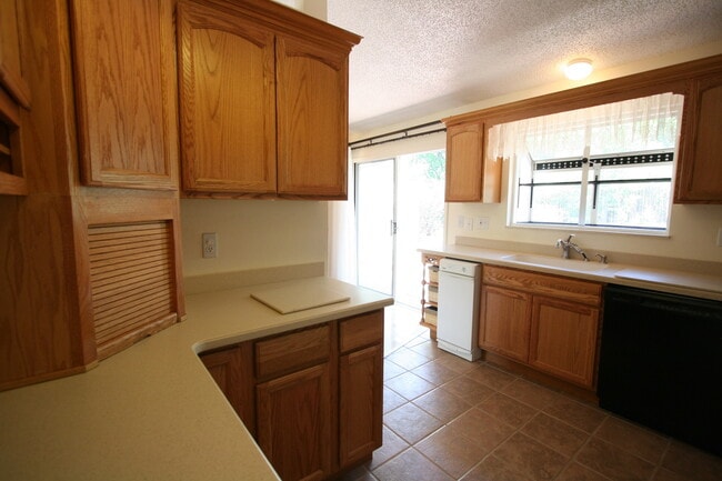 Building Photo - Exceptional 3 bedroom tri-level home close to UCCS!