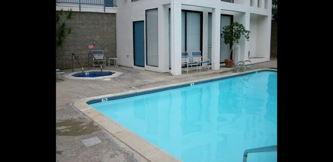 Building Photo - Large 2 Bedroom 2 Bathroom Unit in Bankers Hill