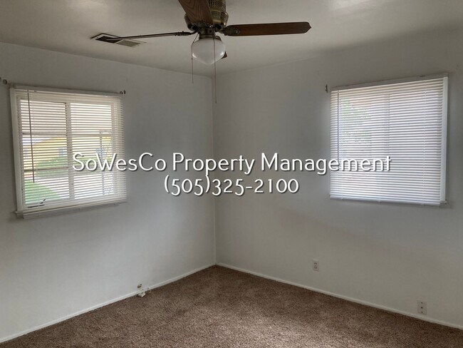 Building Photo - Cute 3 Bedroom Home with Garage