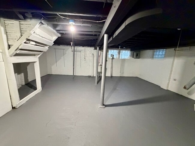 Building Photo - 3 bedroom 1 bath for lease- Section 8 ready call 313-429-3244 KPM Detroit