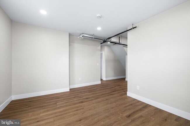 Building Photo - 320 W King St