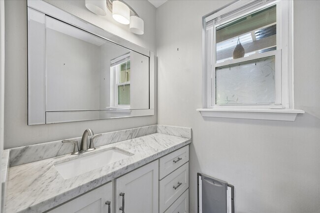 Building Photo - 10303 Greenwillow Dr