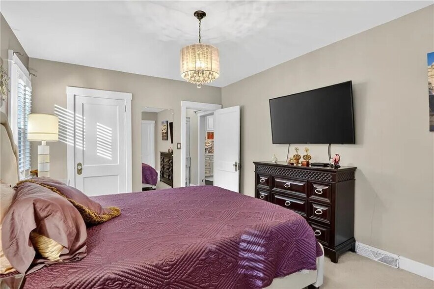 LARGE bedroom - 21 Beech Ave