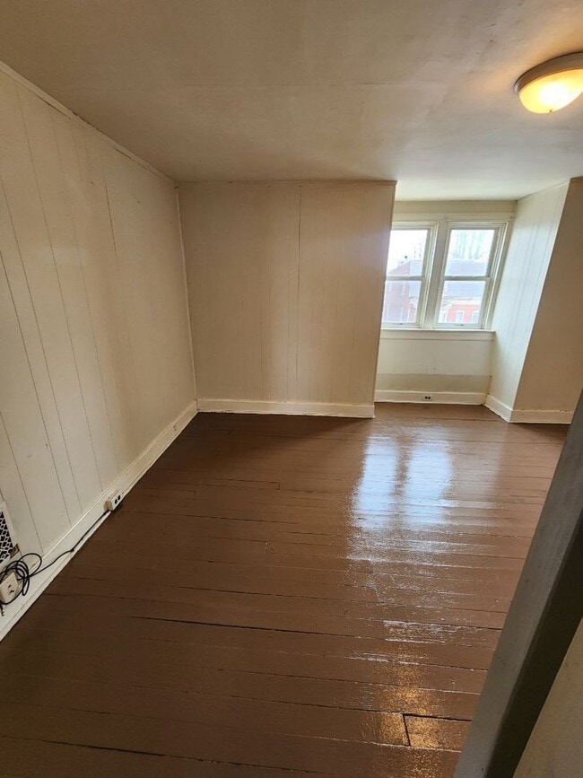 Building Photo - 5 Bedroom home available now in York!