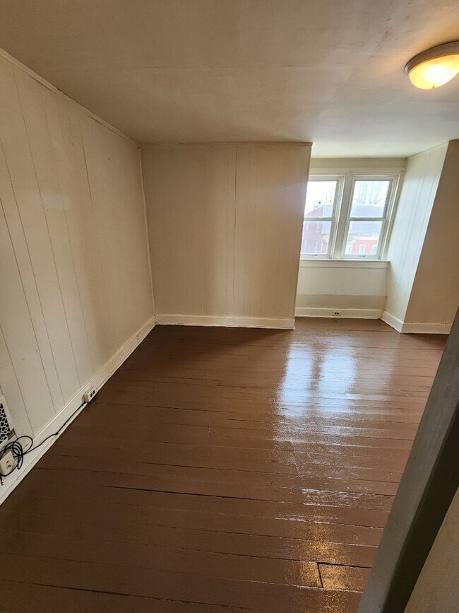 Building Photo - Pet Friendly 5 Bedroom Home in York!