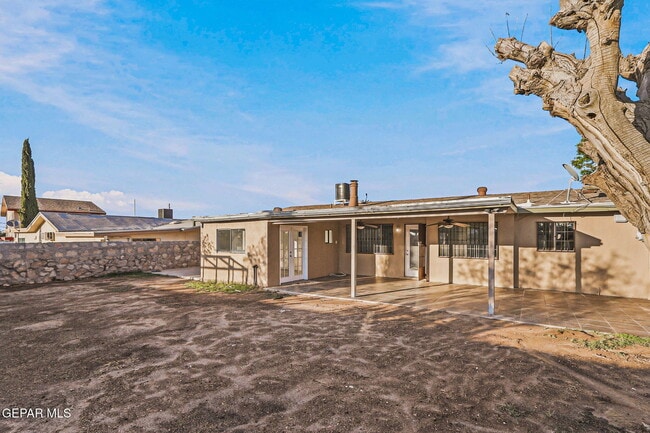 Building Photo - 2125 Octubre Dr