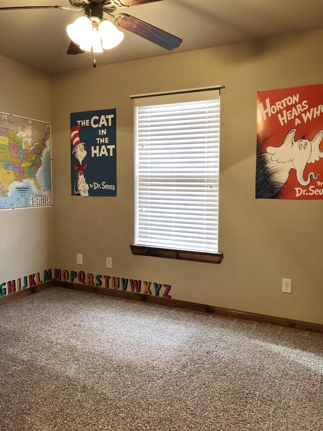 Building Photo - 10527 JORDYNN'S Xing