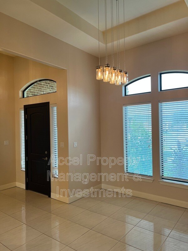 Building Photo - 711 N Abbott Ave