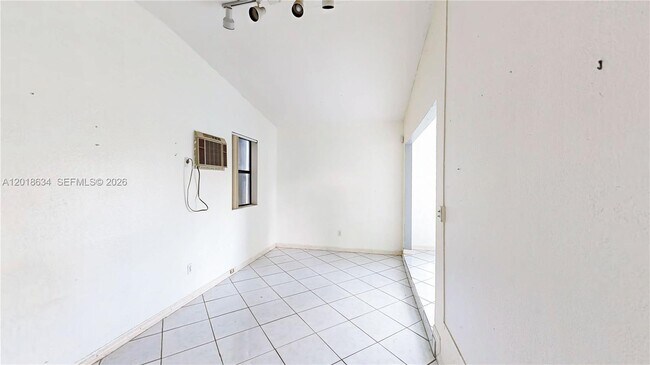 Building Photo - 1610 NW 9th Ct