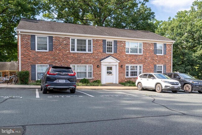 Building Photo - 2417 Barracks Pl