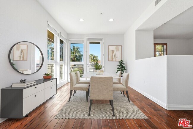 Building Photo - 5831 Seawalk Dr