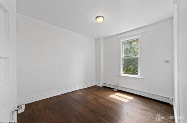 Building Photo - 410 Chadwick Ave