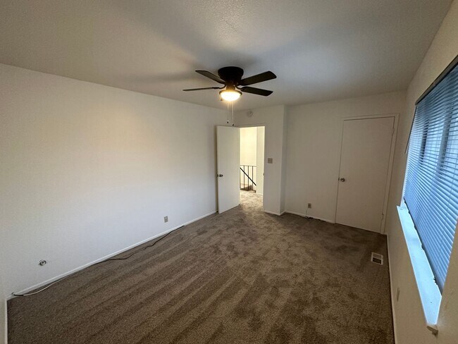 Building Photo - Cozy 2 Bedroom unit with community pool!