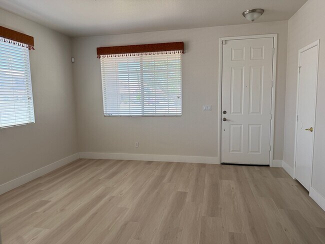 Building Photo - 3bd/2bath Single Story Home!