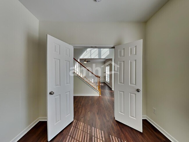 Building Photo - 3007 Linstead Dr