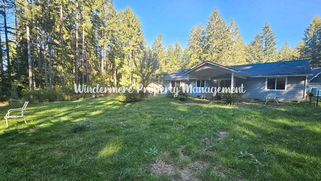 Building Photo - Immaculate rambler on large lot in Olalla