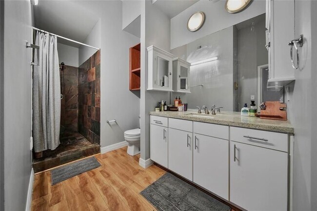 Building Photo - 705 Main St