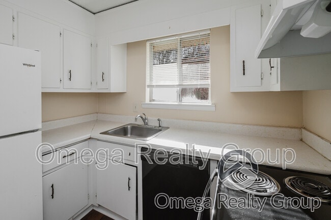 Building Photo - 1600 14th Ave E