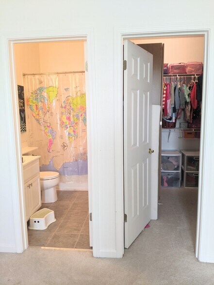 Building Photo - 464 Tower Hill Ave