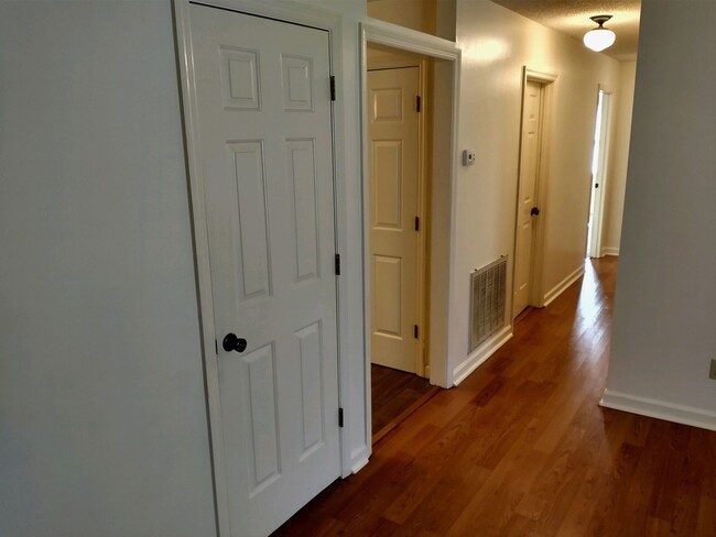 Building Photo - 3 Bedroom /  2 Bath Condo  Kingsport, TN