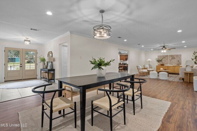 Building Photo - Beautifully Remodeled Home in Historic Gulf Hills, Golf Course Community!