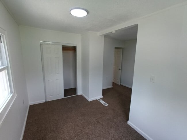 Building Photo - 2044 Garrick Ave