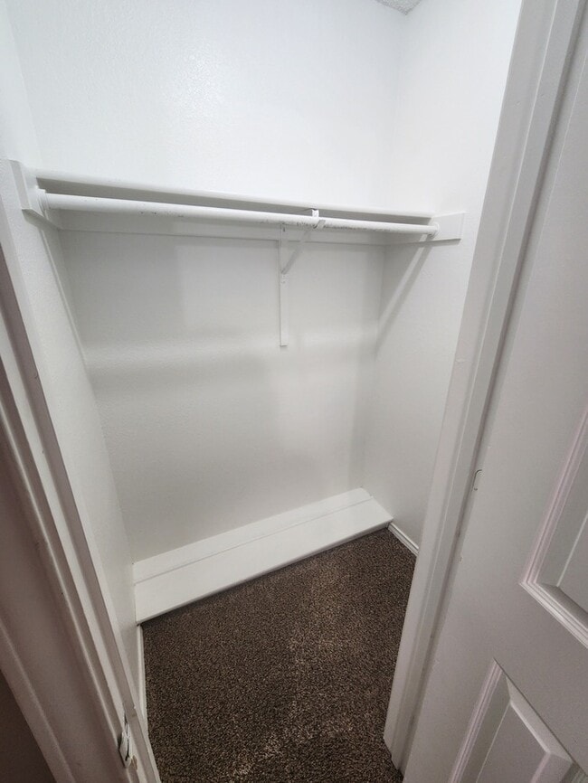 Building Photo - 3 bed 2 bath home, 2 car garage, 2 living areas!