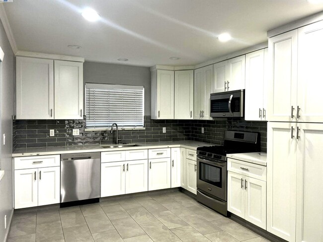 Building Photo - 584 Harvard Ave