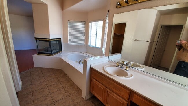 Building Photo - ( ( ( BEAUTIFUL 4 BEDROOM 3 BATH HOUSE!!! ...