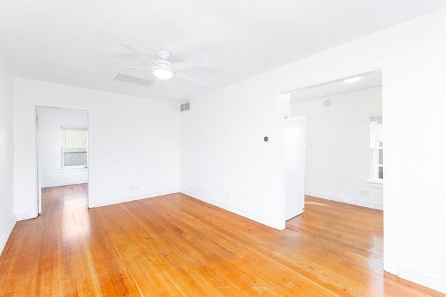 Building Photo - Adorable home on over-sized lot!