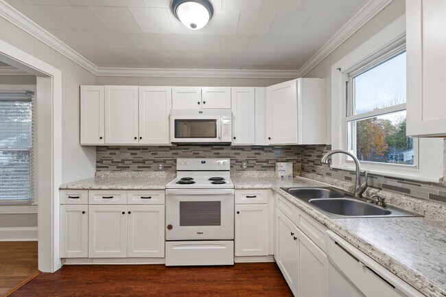 Building Photo - 602 Doby St