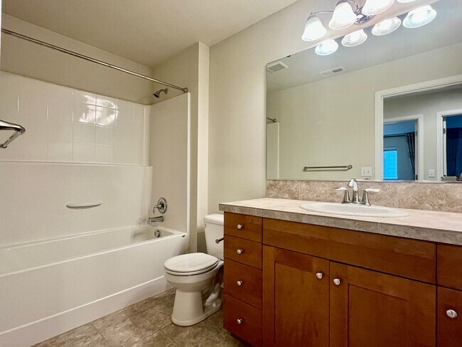 Building Photo - Spacious 5-Bedroom Home for Rent in Kenmore