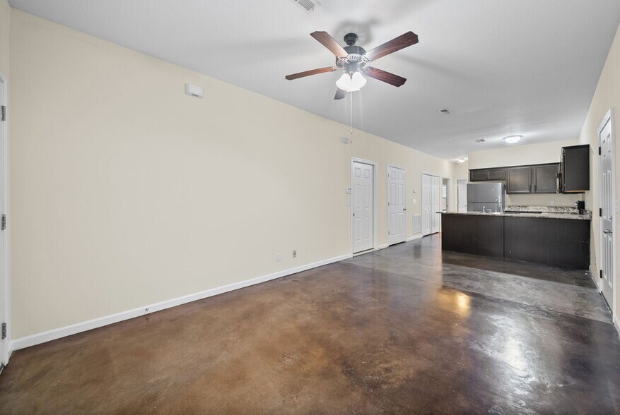 Building Photo - 109 Holland Dr