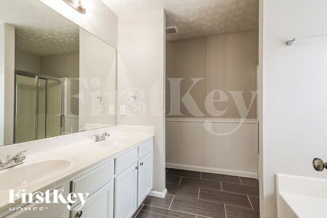 Building Photo - 650 Castlebrooke Dr SE
