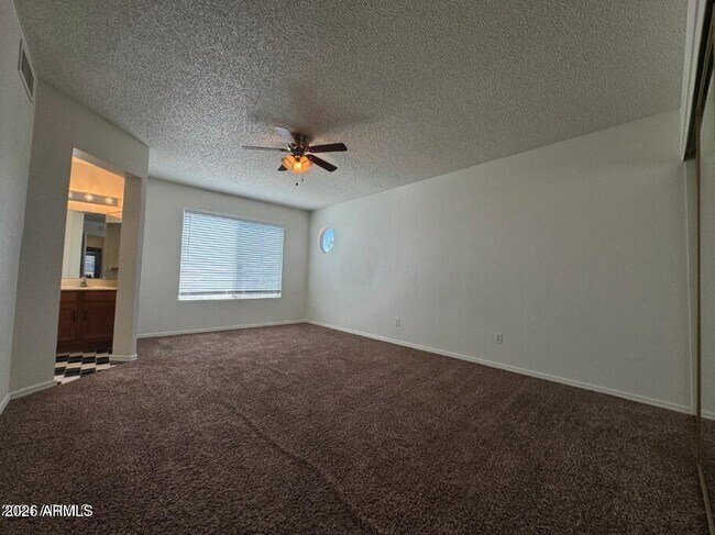 Building Photo - 4053 E Woodland Dr