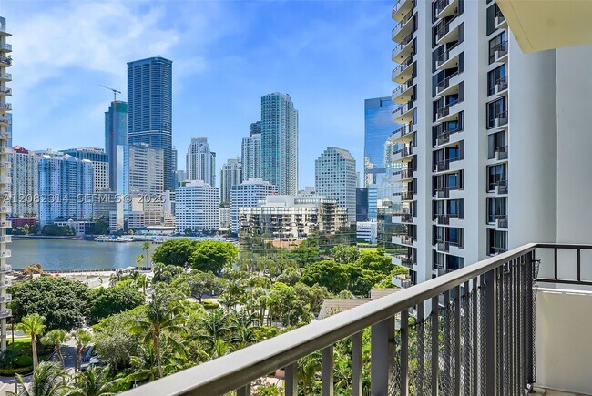 Building Photo - 520 Brickell Key Dr
