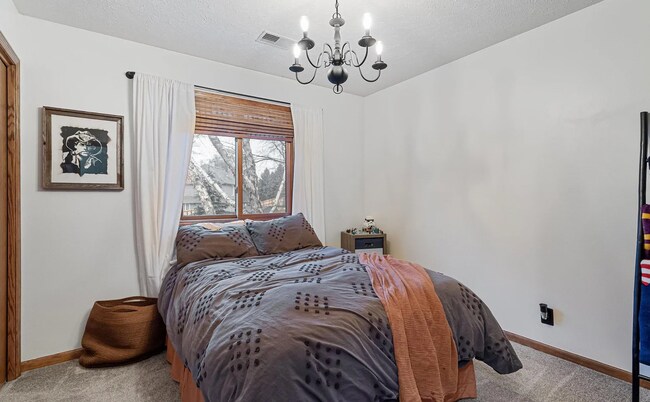 Building Photo - Gorgeous Millard Home!!