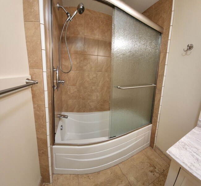 Building Photo - 5 bed 3.5 bath home close to campus!